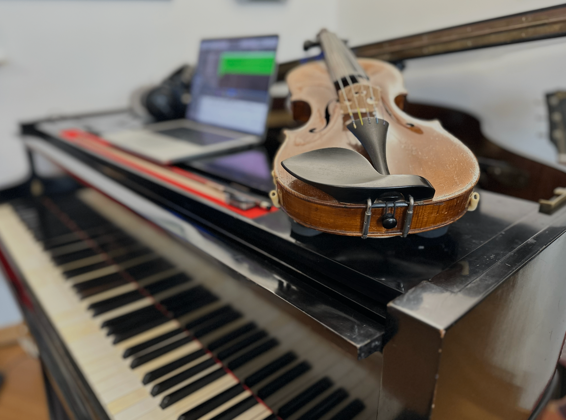 Violino appoggiato sulla tastiera del pianoforte
